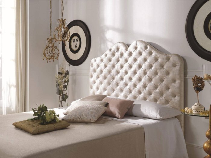 Cabezal de cama tapizado en...