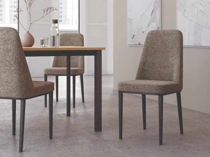 Silla de comedor con patas negras modelo IZMA